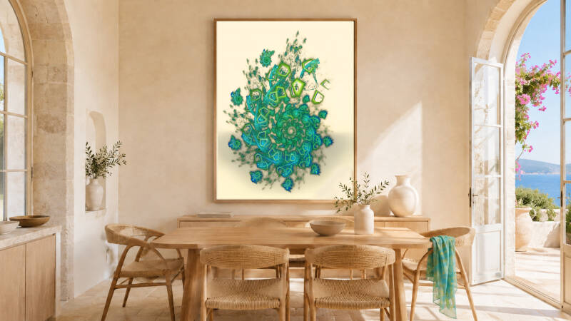 « Julian2, Crackle & GlynnSim », œuvre fractale de Dominique Van Eeckhoudt, illumine une salle à manger méditerranéenneaux tons crème, verts et turquoise.