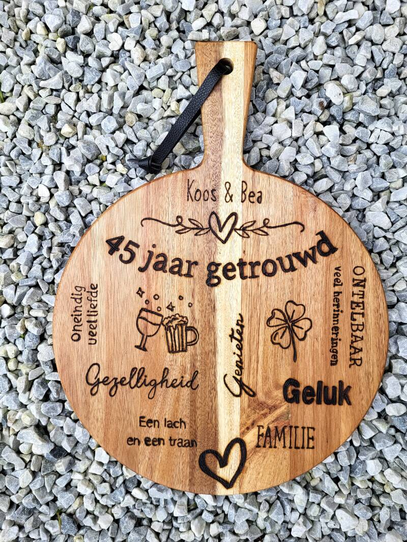 Houtgebrande Acacia borrelplank voor het huwelijk van Koos en Bea 45 jaar getrouwd.