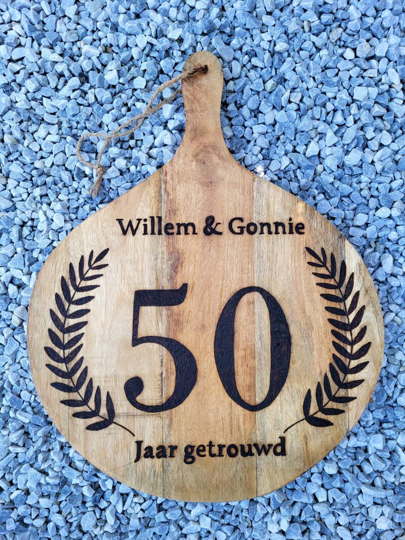 Mangohouten borrelplank Willem en Gonnie 50 jaar getrouwd