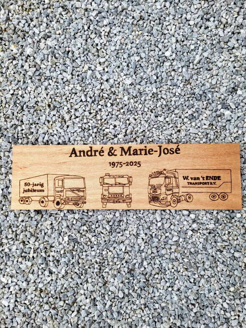 Stuk hout met drie vrachtwagen en de namen André en Marie José erop houtgebrand.