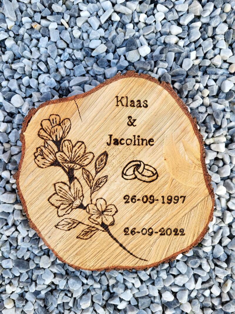 Boomschijf voor Klaas en Jacoline met bloem en trouwdatum