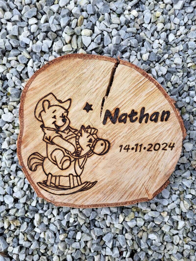 Boomschijf als kraamcadeau houtgebrand met de naam, geboortedatum en Winnie the Pooh illustratie. 