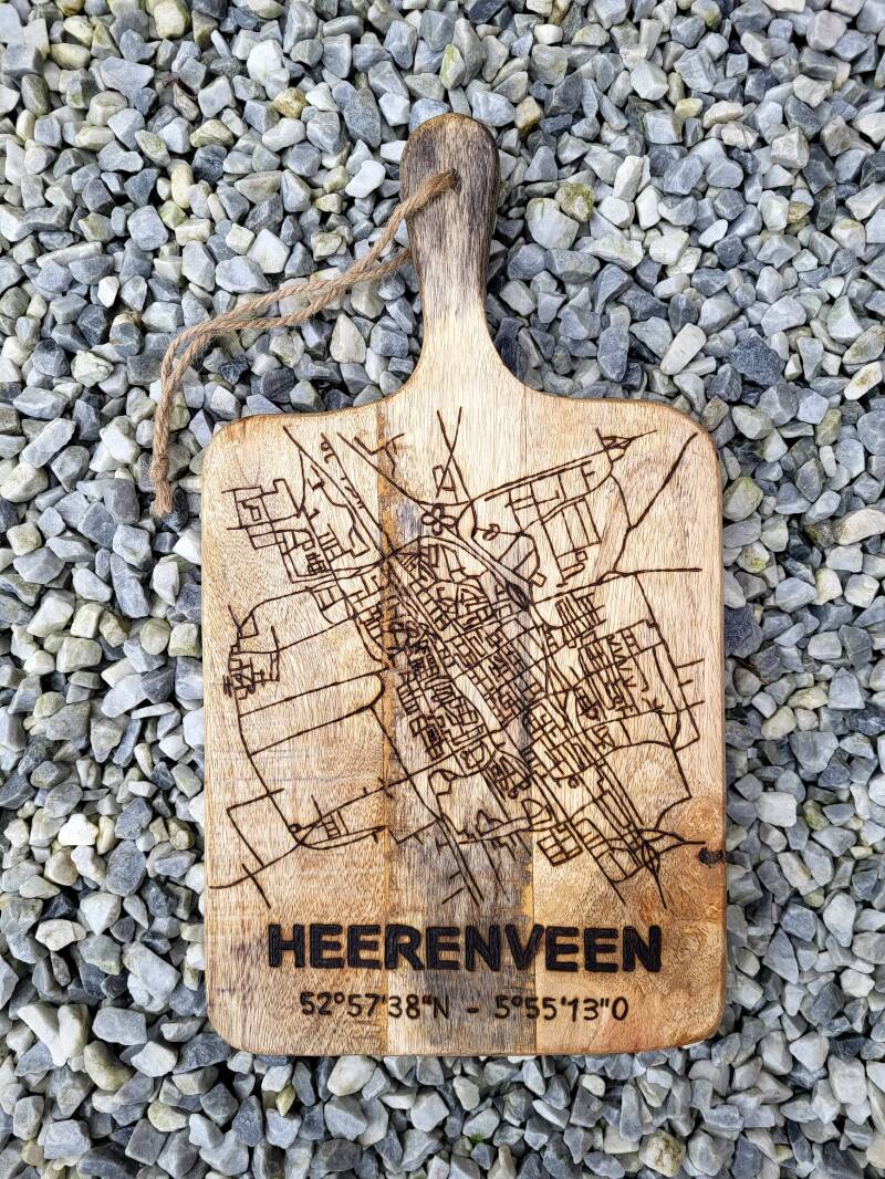 Mangohouten borrelplank met plattegrond Heerenveen houtgebrand