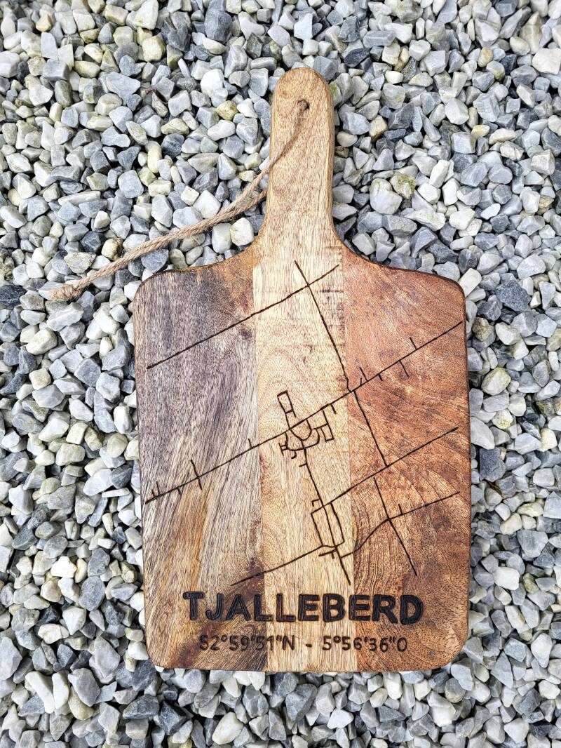 Mangohouten borrelplank met plattegrond Tjalleberd houtgebrand