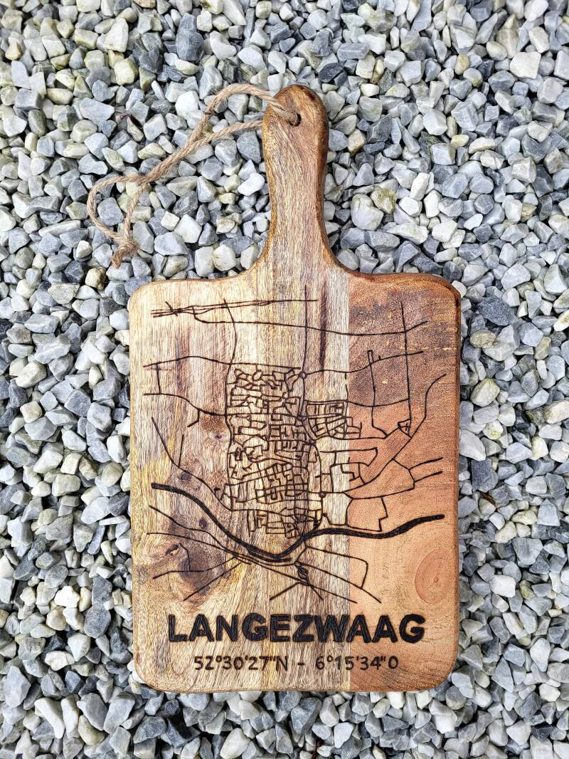 Mangohouten borrelplank met plattegrond Langezwaag houtgebrand