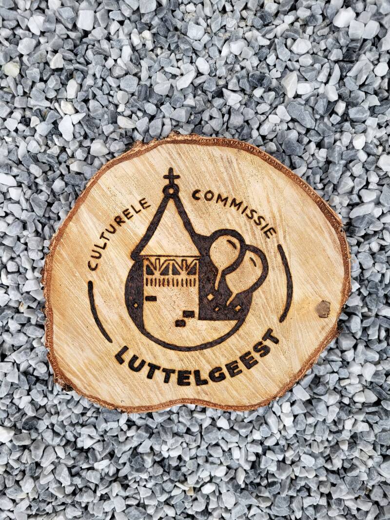 Boomschijf met logo Culturele commissie Luttelgeest houtgebrand