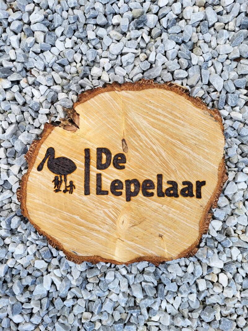 Boomschijf met logo De Lepelaar houtgebrand