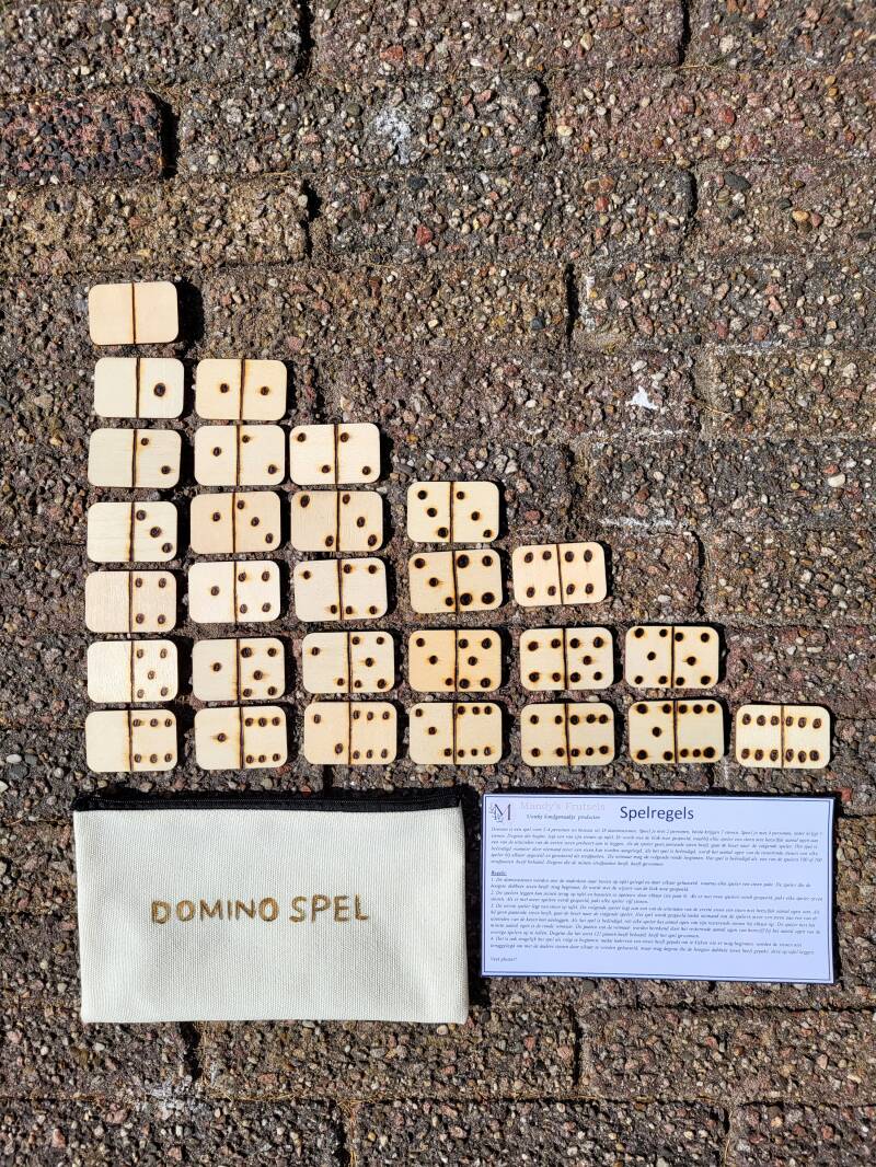 Domino spel met spelregels en zakje om houten schijven in te bewaren.