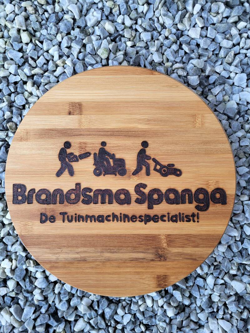 Draaiplateau met het logo van Brandsma Spange de Tuinmachinespecialist erop houtgebrand.