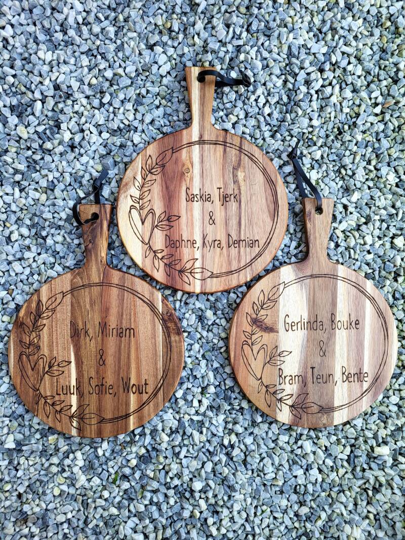 3 Acacia borrelplanken voor drie gezinnen met hun namen erop