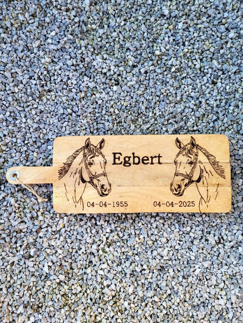 Grote mangohouten borrelplank voor Egbert 75 jaar met twee paarden erop houtgebrand.