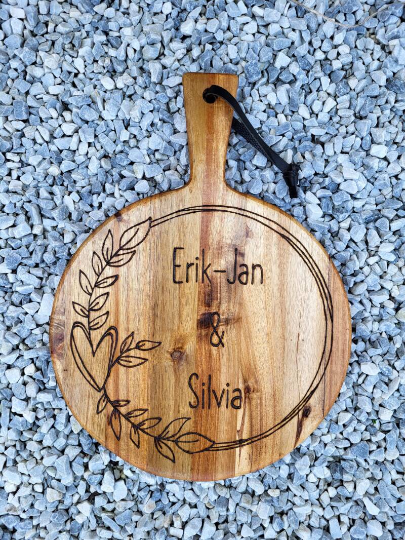 Acacia plank met krans en namen Erik-Jan en Silvia houtgebrand