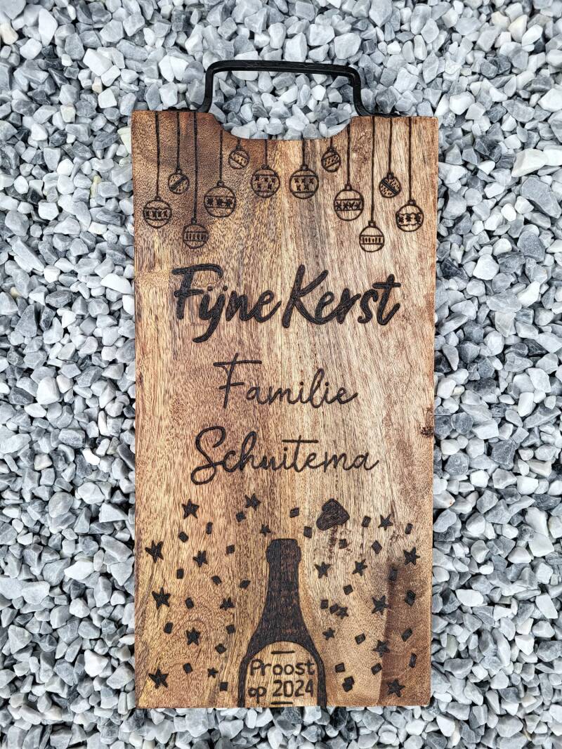 Mangohouten borrelplank met tekst: Fijne Kerst van Familie Schuitema