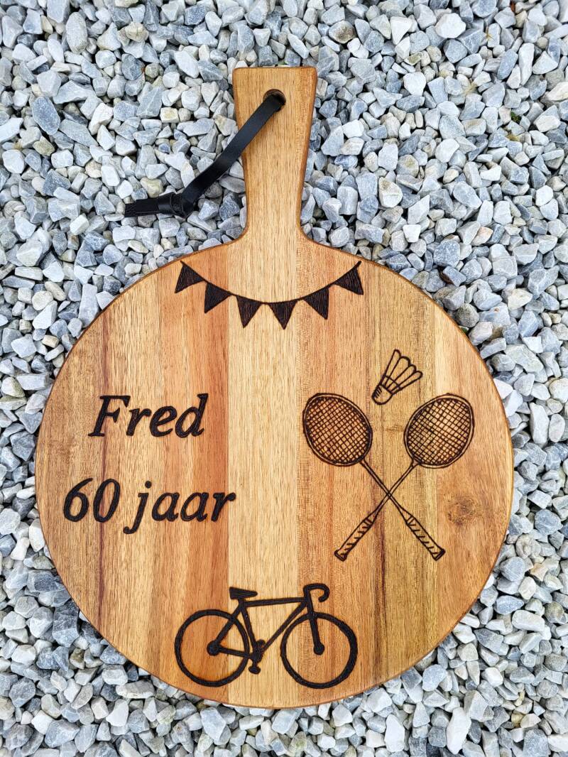 Acacia plank voor Fred 60 jaar badminton racket en racefiets