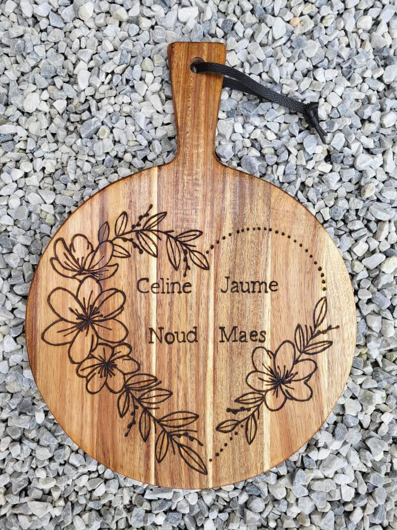 Acacia borrelplank met de namen Celine, Jaume, Noud en Maes in bloemenhart