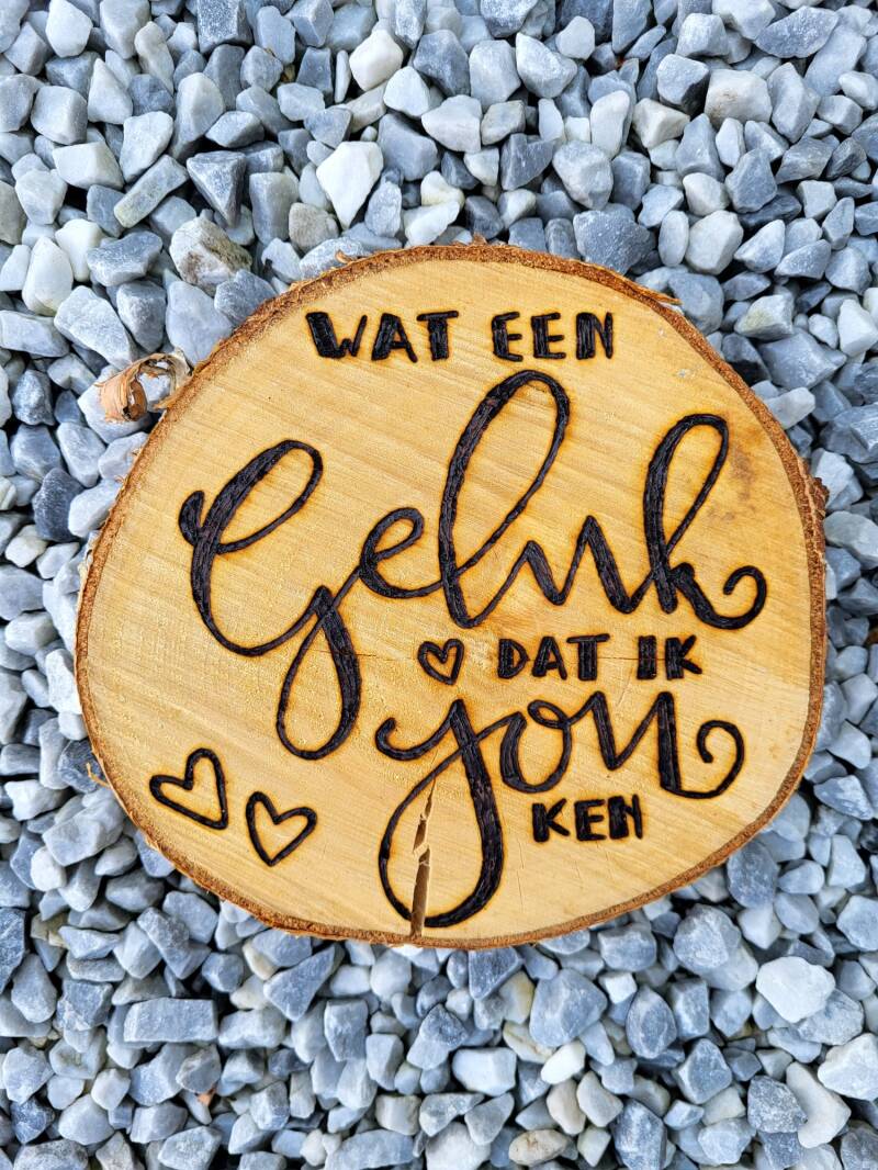 Boomschijf met tekst: Wat een geluk dat ik jou ken houtgebrand