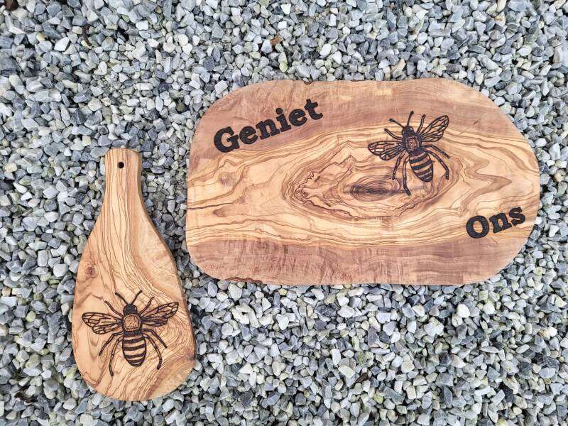 2x houten plank met Geniet bij ons en bij afbeelding 