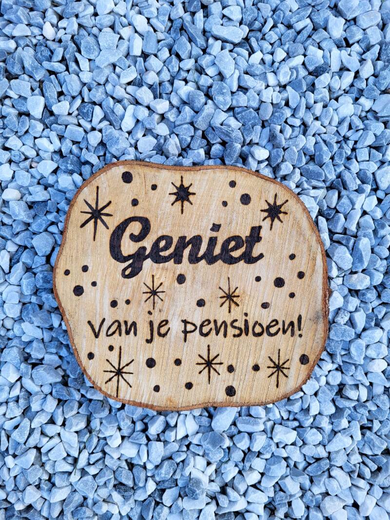 Boomschijf met tekst: Geniet van je pensioen houtgebrand