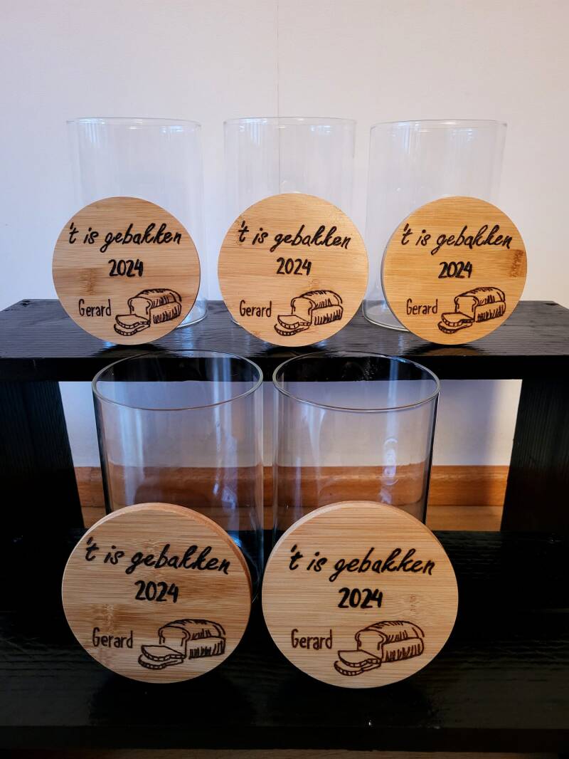 5 snoeppotten met de tekst 't is gebakken 2024