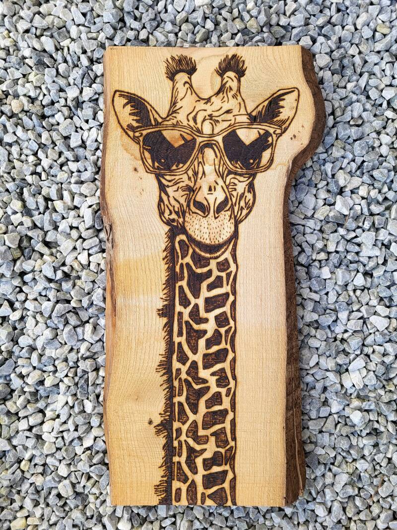 Giraffe met zonnebril houtgebrand op eiken hout.