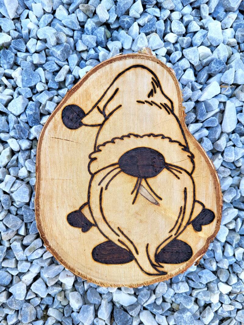 Boomschijf met een gnom erop houtgebrand