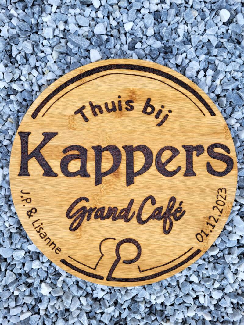 Draaiplateau met logo Grand Cafe Thuis bij Kappers houtgebrand
