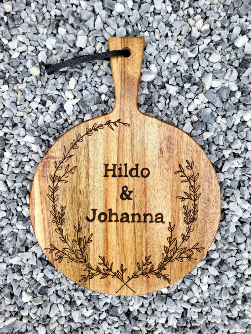 Acacia plank met namen Hildo en Johanna houtgebrand