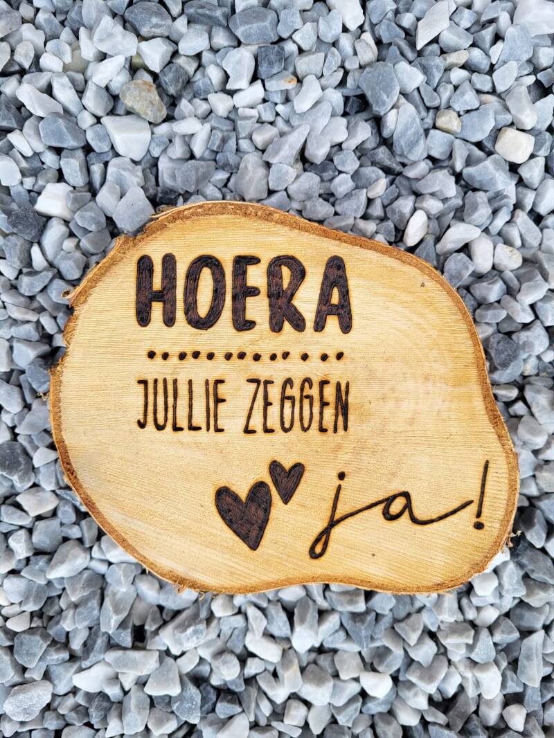Boomschijf met tekst: Hoera jullie zeggen ja houtgebrand