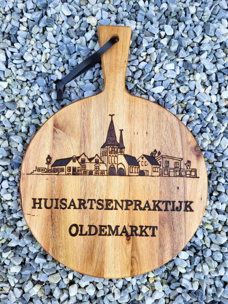 Acacia plank met skyline Oldemarkt en tekst Huisartsenpraktijk Oldemarkt