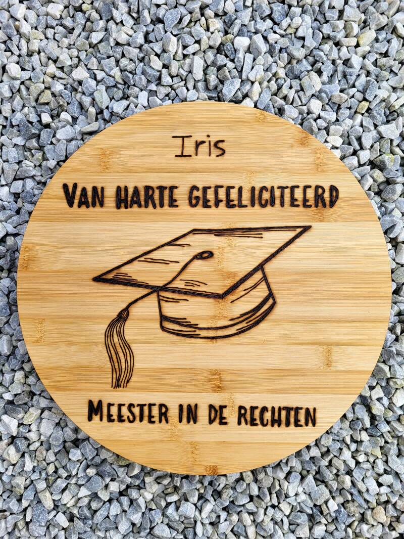 Bamboe draaiplateau voor Iris houtgebrand en met de tekst van harte gefeliciteerd meester ind e rechten.