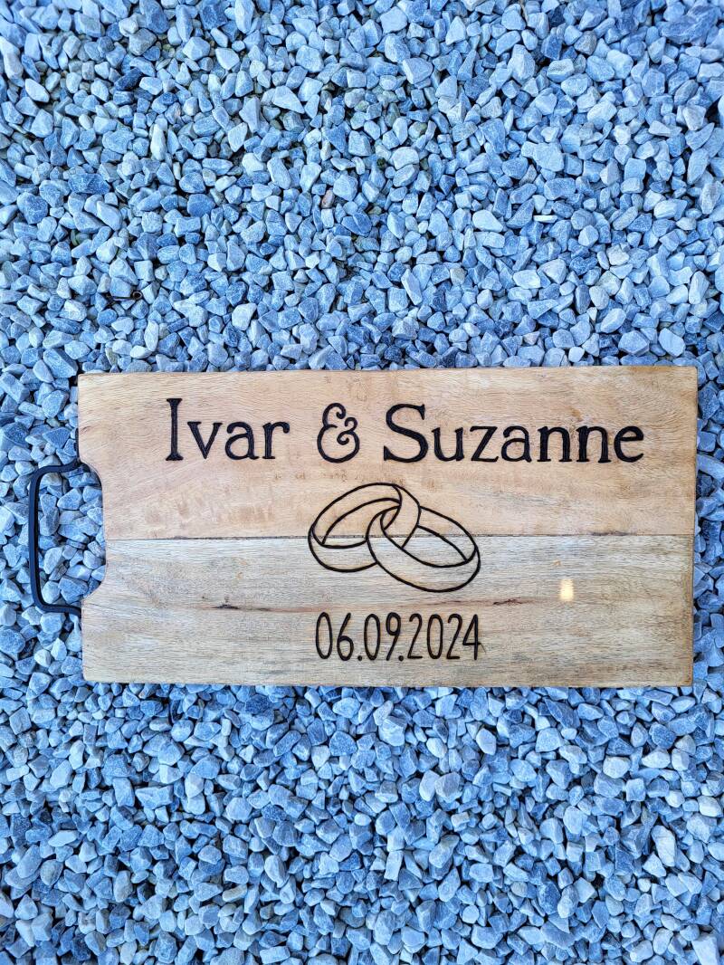 Manghouten borrelplank voor Ivar en Suzanne getrouwd op 6 september