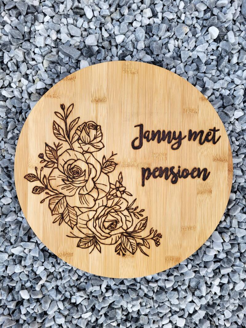 Draaiplateau met bloemen en tekst: Janny met pensioen houtgebrand