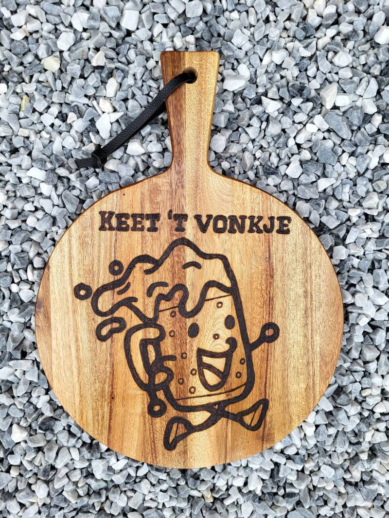 Acacia plank met het logo van Keet 't Vonkje houtgebrand