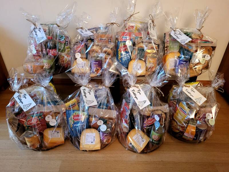 8 complete Kerstpaketten met borrelplank en diverse etenswaren