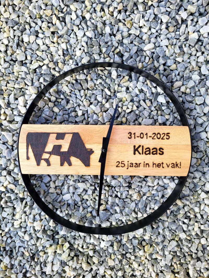 Houtgebrande klok voor Klaas, 25 jaar in het vak. 