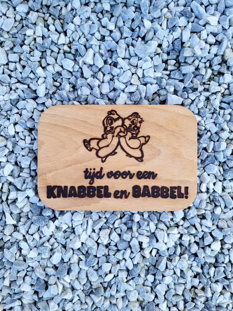 Houten plank met tekst: tijd voor een knabbel en babbel houtgebrand