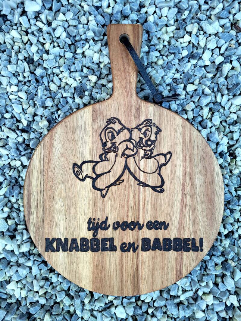 Acacia borrelplank met tekst: tijd voor Knabbel en Babbel houtgebrand