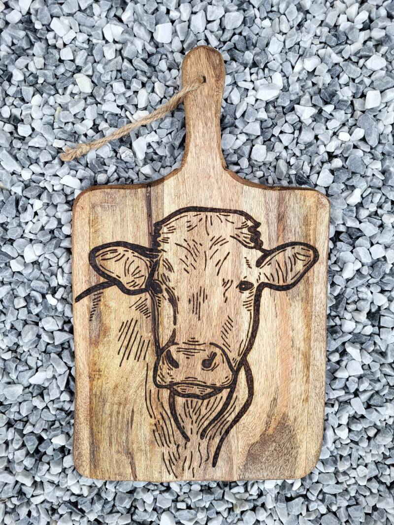 Mangohouten plank met koe afbeelding houtgebrand