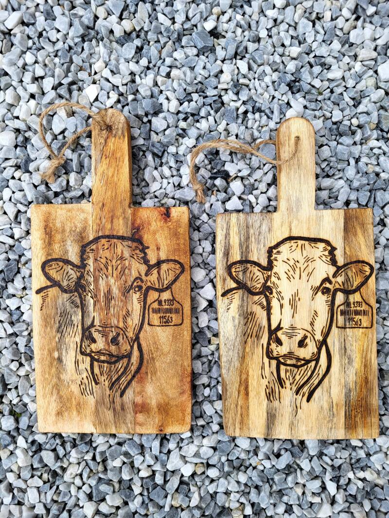 2x mangohouten borrelplank met een koe erop