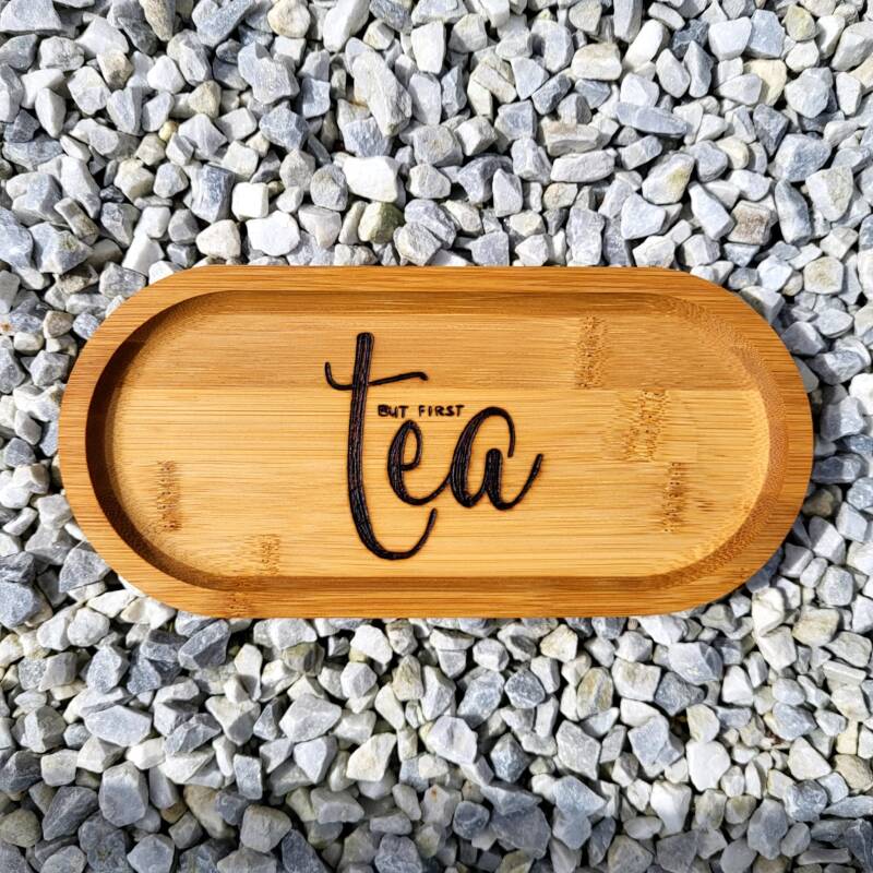 Koffie/thee plankje met de tekst but first tea