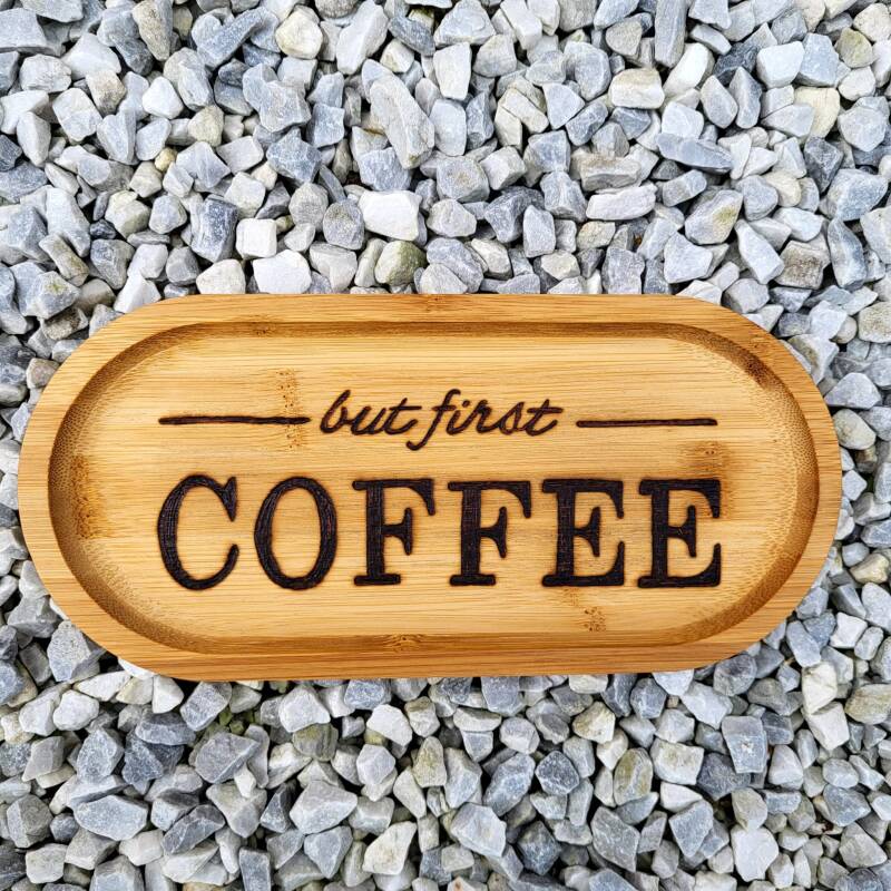 Koffie/thee plankje met de tekst: but first coffee