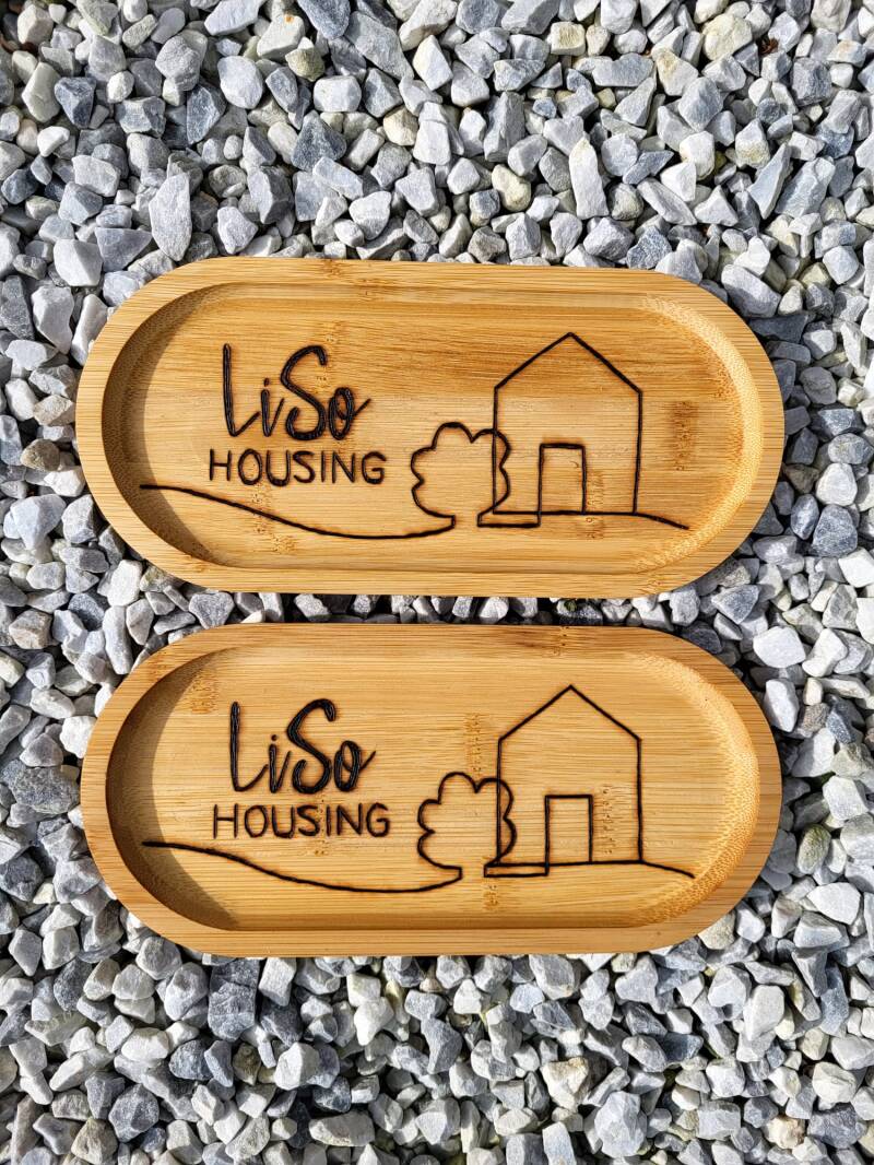 2 koffie/thee plankjes met het logo van LiSo Housing erop houtgebrand