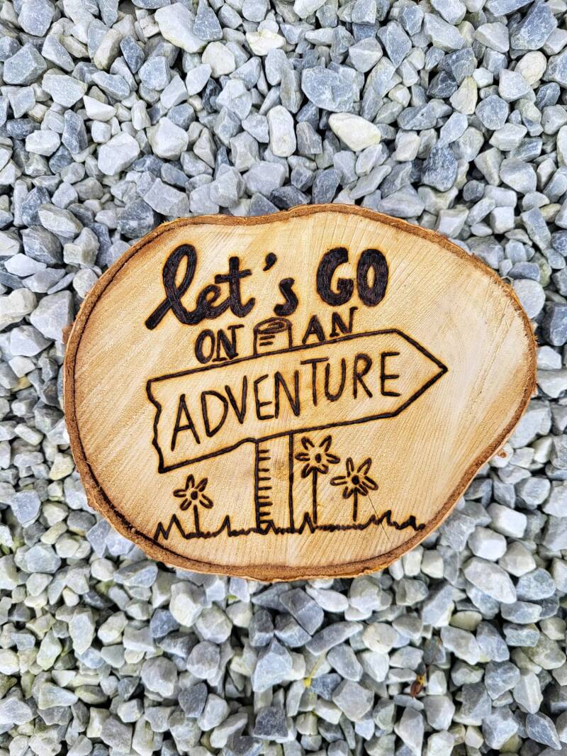 Boomschijf met Let's go on an adventure houtgebrand
