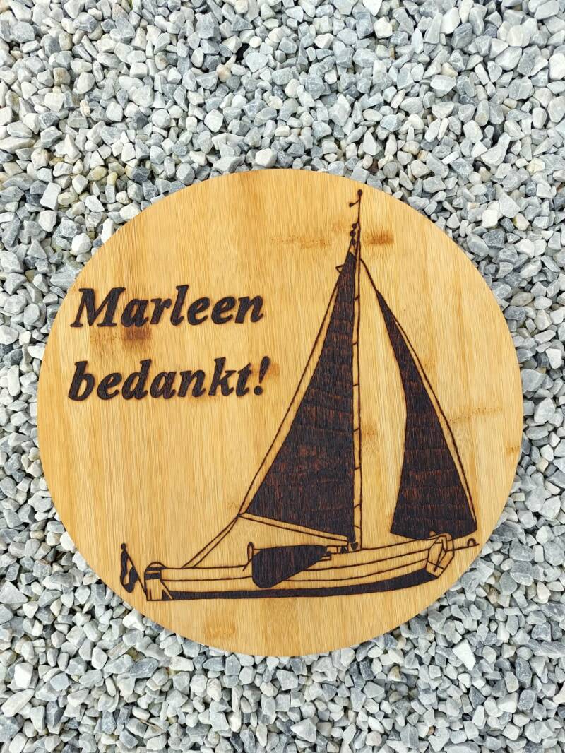 Draaiplateau met zeilboot en naam Marleen bedankt houtgebrand