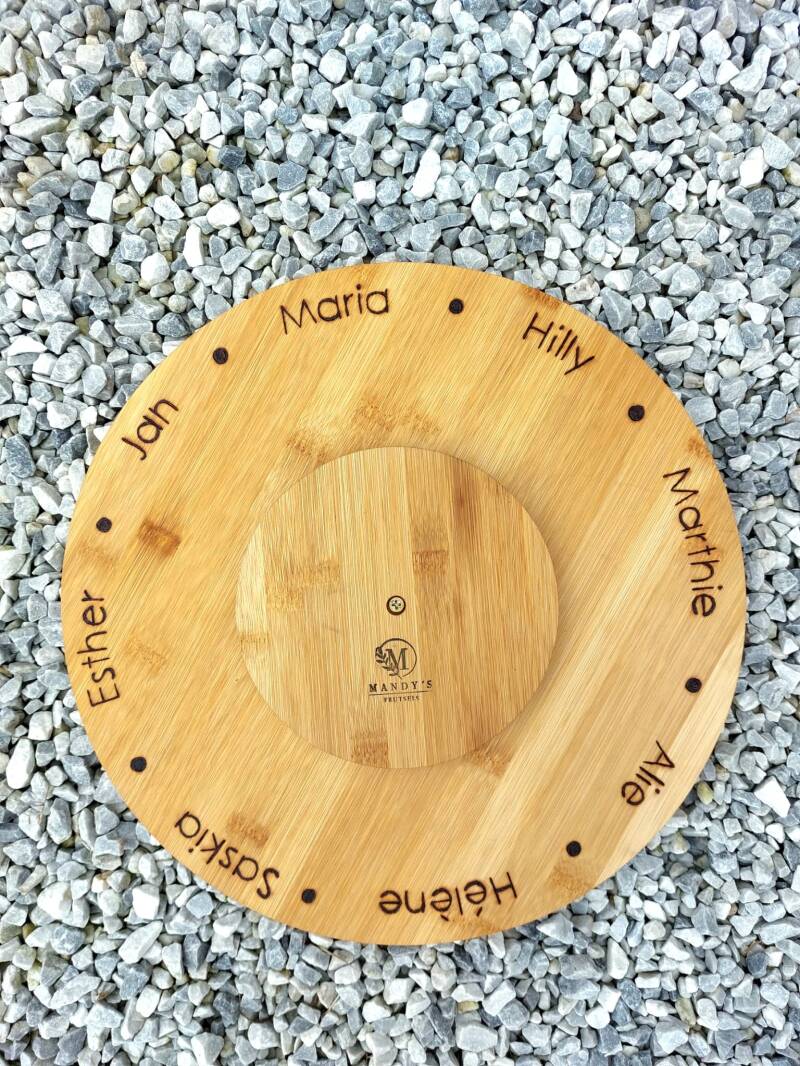 Achterkant draaiplateau met diverse namen houtgebrand