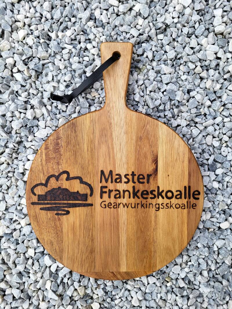 Acacia plank met logo Master Frankeskoalle houtgebrand