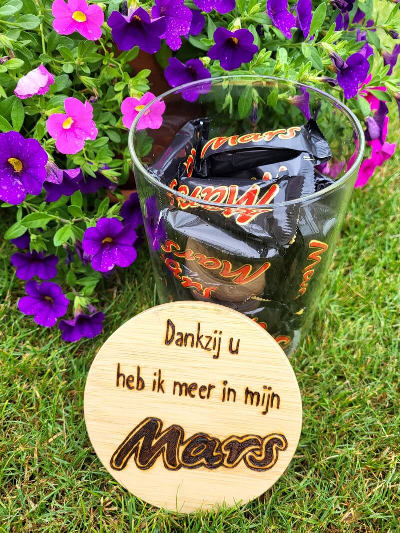 Snoeppot met de tekst Dankzij u heb ik meer in mijn MARS erop houtgebrand
