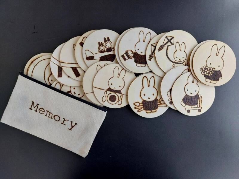 Memory spel met Nijntje afbeeldingen erop houtgebrand