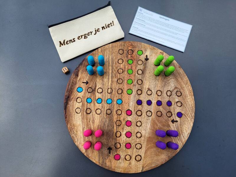 Mens erger je niet spel met de kleuren blauw, groen, paars en roze