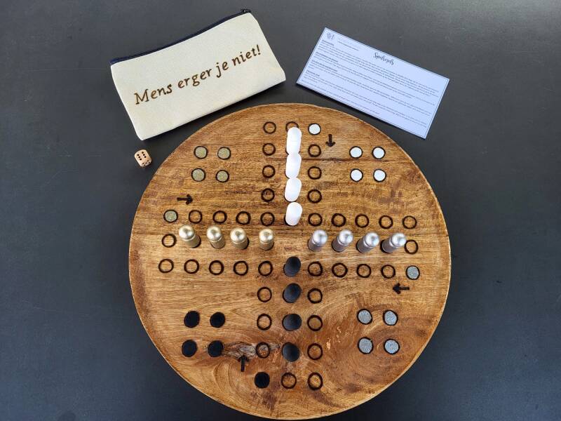 Mens erger je niet spel met de kleuren goud, wit, zilver en zwart